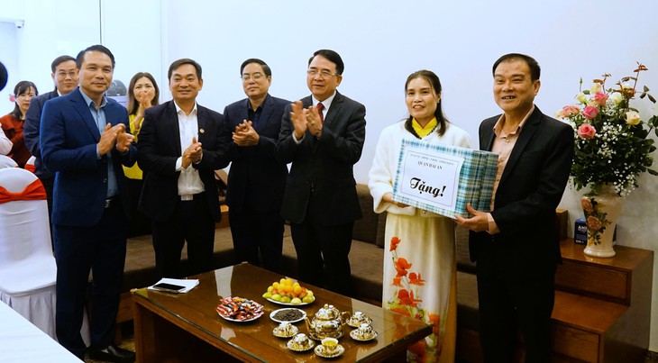 TP Hải Phòng tặng quà các tập thể, cá nhân tiêu biểu ngành y tế- Ảnh 3. TP Hải Phòng tặng quà các tập thể, cá nhân tiêu biểu ngành y tế- Ảnh 3.