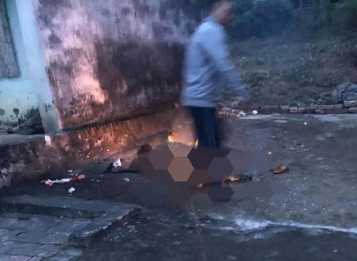 Người phụ nữ dùng xăng tự thiêu- Ảnh 1.