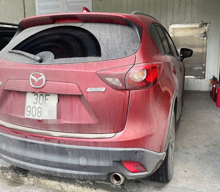 Triệu tập lái xe Mazda gây tai nạn rồi kéo lê xe máy trên cầu Vĩnh Tuy- Ảnh 2.
Triệu tập lái xe Mazda gây tai nạn rồi kéo lê xe máy trên cầu Vĩnh Tuy- Ảnh 2.