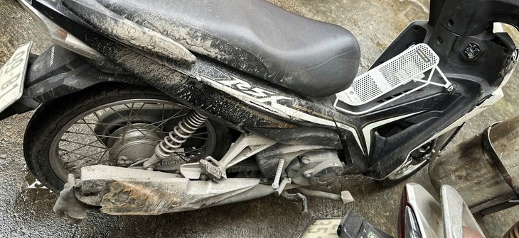 Triệu tập lái xe Mazda gây tai nạn rồi kéo lê xe máy trên cầu Vĩnh Tuy- Ảnh 3.
Triệu tập lái xe Mazda gây tai nạn rồi kéo lê xe máy trên cầu Vĩnh Tuy- Ảnh 3.