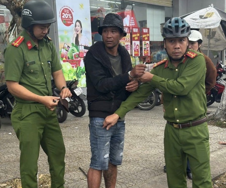 Bắt đối tượng dùng dao đâm tài xế xe ôm ở Bến xe Đà Nẵng- Ảnh 1. Bắt đối tượng dùng dao đâm tài xế xe ôm ở Bến xe Đà Nẵng- Ảnh 1.