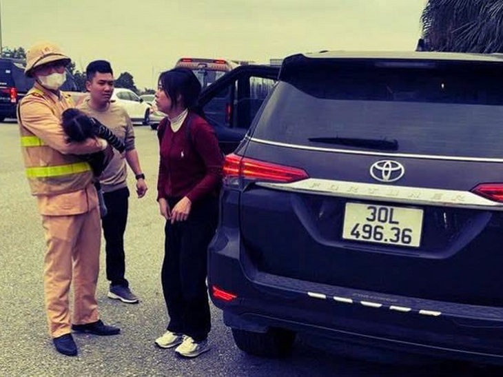 Mở đường trên cao tốc ùn tắc để đưa cháu bé nguy kịch đi cấp cứu kịp thời- Ảnh 1.