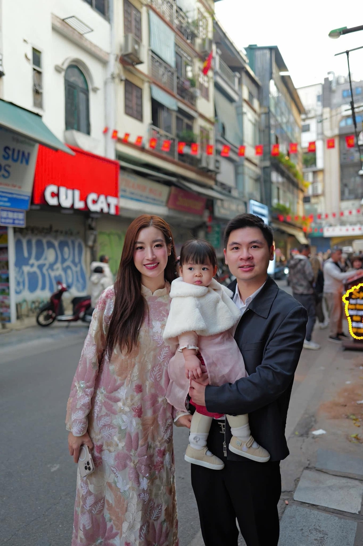 Con gái Hoa hậu Đỗ Mỹ Linh 'đốn tim' fan với biểu cảm như búp bê- Ảnh 6.