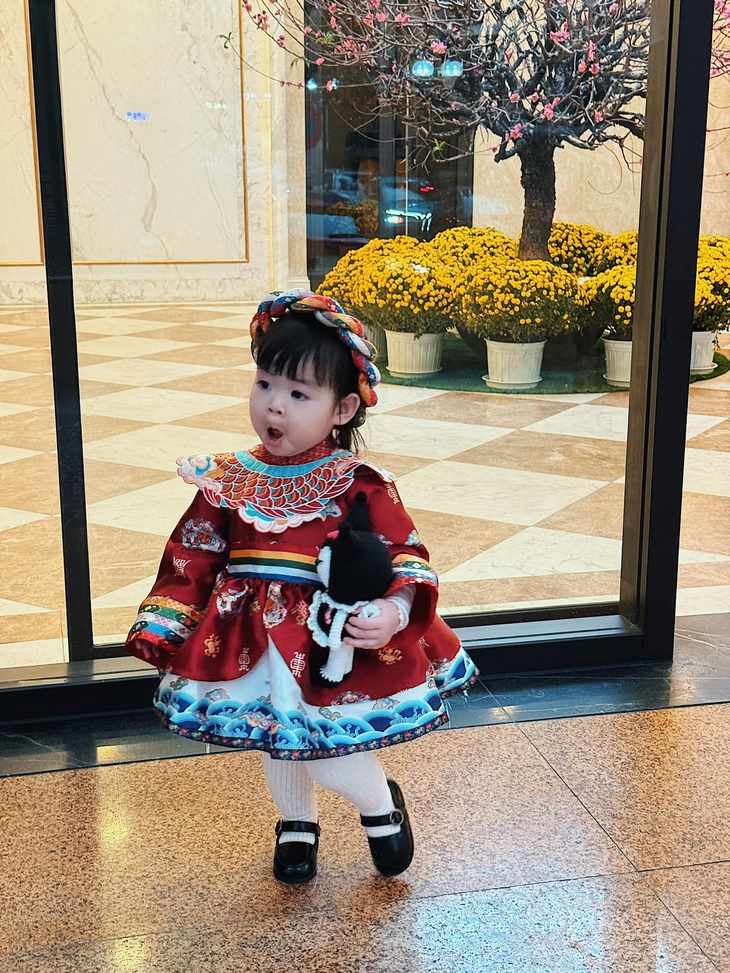Con gái Hoa hậu Đỗ Mỹ Linh 'đốn tim' fan với biểu cảm như búp bê- Ảnh 5.