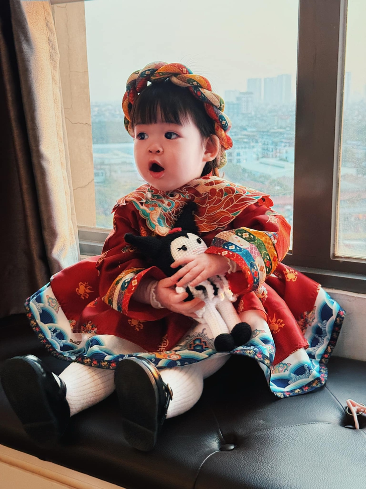 Con gái Hoa hậu Đỗ Mỹ Linh 'đốn tim' fan với biểu cảm như búp bê- Ảnh 2.