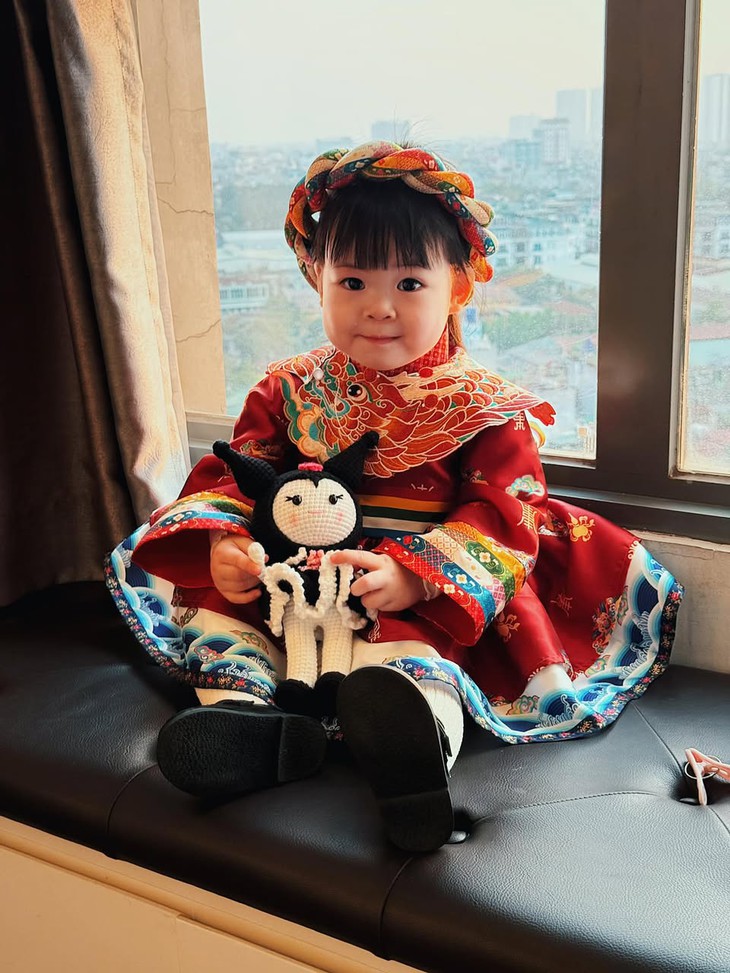 Con gái Hoa hậu Đỗ Mỹ Linh 'đốn tim' fan với biểu cảm như búp bê- Ảnh 1.