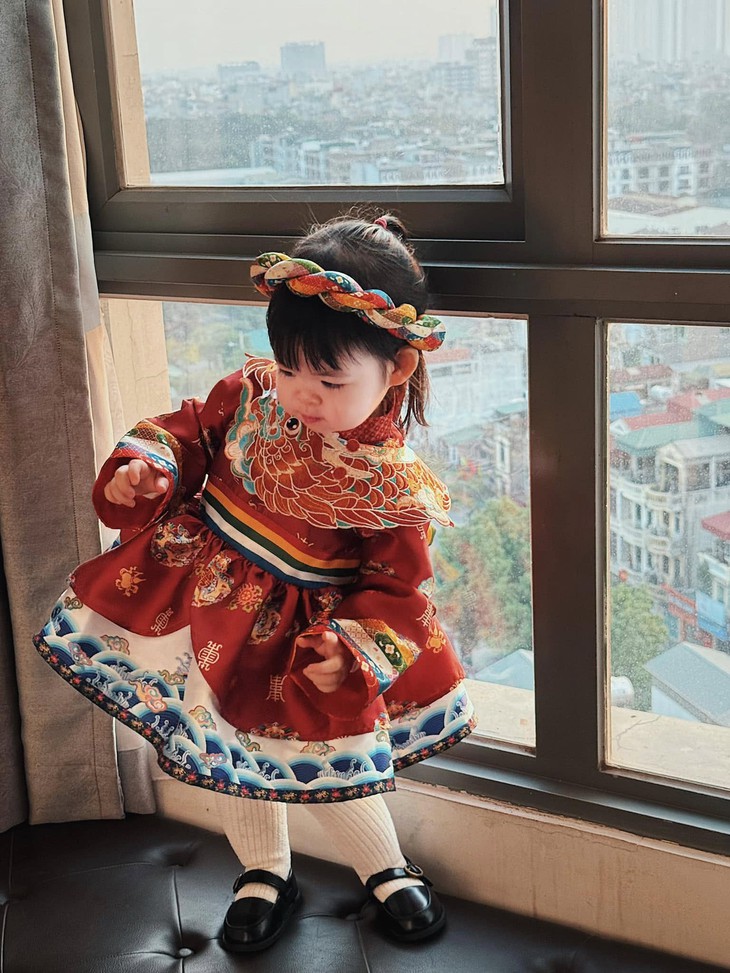 Con gái Hoa hậu Đỗ Mỹ Linh 'đốn tim' fan với biểu cảm như búp bê- Ảnh 4.