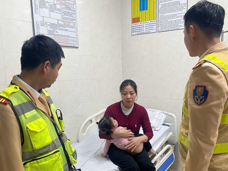 Mở đường trên cao tốc ùn tắc để đưa cháu bé nguy kịch đi cấp cứu kịp thời- Ảnh 3.