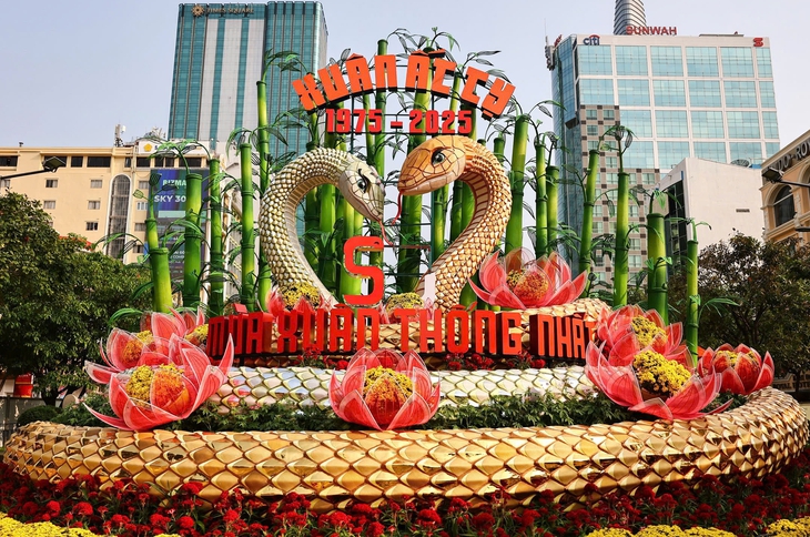 TPHCM giữ linh vật rắn khổng lồ trên đường hoa Nguyễn Huệ đến hết tháng 2- Ảnh 1.