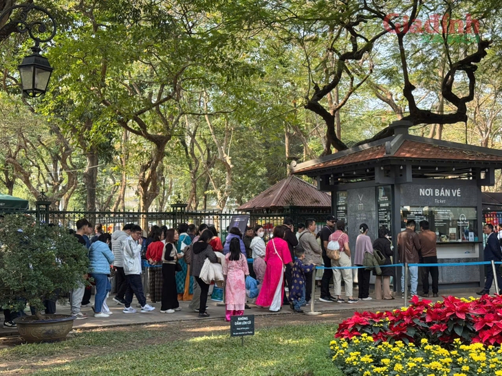 Dịch vụ xin chữ tại Văn Miếu - Quốc Tử Giám 'đắt khách' những ngày đầu Xuân Ất Tỵ 2025- Ảnh 1.