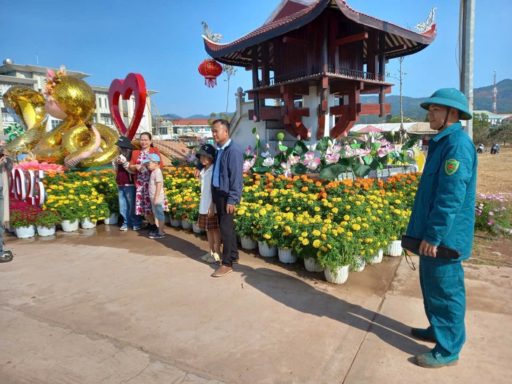 Linh vật Tết Ất Tỵ ở thị trấn vùng biên hút khách Việt - Lào- Ảnh 2.