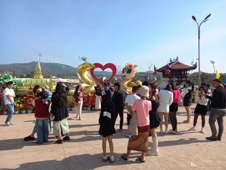 Linh vật Tết Ất Tỵ ở thị trấn vùng biên hút khách Việt - Lào- Ảnh 3.