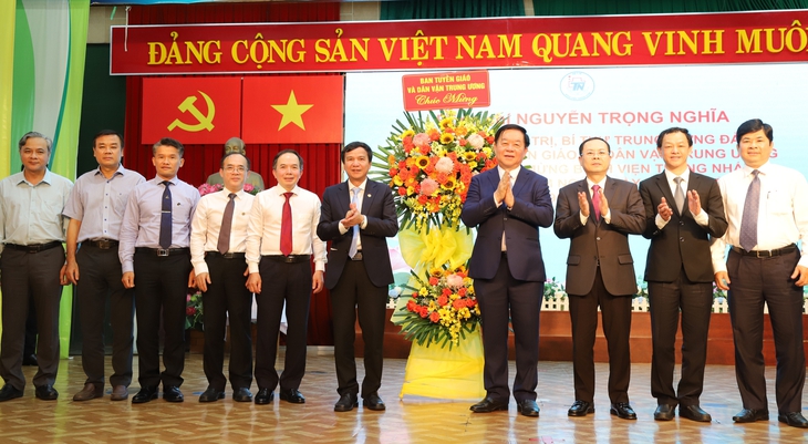 'Bệnh viện Thống Nhất xứng đáng với danh hiệu Anh hùng Lao động thời kỳ đổi mới'- Ảnh 4. 'Bệnh viện Thống Nhất xứng đáng với danh hiệu Anh hùng Lao động thời kỳ đổi mới'- Ảnh 4.