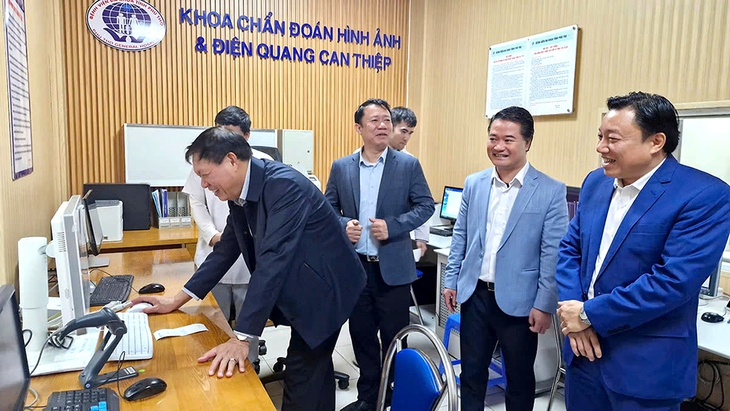 Thứ trưởng Đỗ Xuân Tuyên thăm, chúc mừng Ngày Thầy thuốc Việt Nam ngành y tế Phú Thọ- Ảnh 1. Thứ trưởng Đỗ Xuân Tuyên thăm, chúc mừng Ngày Thầy thuốc Việt Nam ngành y tế Phú Thọ- Ảnh 1.