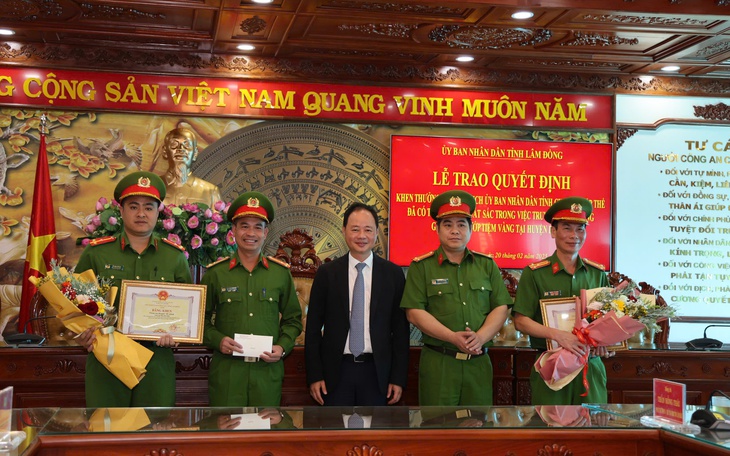 Tặng Bằng khen cho lực lượng phá vụ án cướp tiệm vàng Như Ngọc Châu ở Lâm Đồng