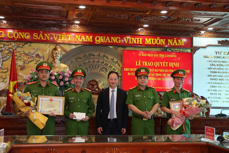 Tặng Bằng khen cho lực lượng phá vụ án cướp tiệm vàng Như Ngọc Châu ở Lâm Đồng- Ảnh 1. Tặng Bằng khen cho lực lượng phá vụ án cướp tiệm vàng Như Ngọc Châu ở Lâm Đồng- Ảnh 1.
