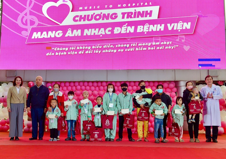 Mang âm nhạc đến bệnh viện: Chương trình chạm đến trái tim bệnh nhân ung thư tại Nghệ An- Ảnh 3. Mang âm nhạc đến bệnh viện: Chương trình chạm đến trái tim bệnh nhân ung thư tại Nghệ An- Ảnh 3.