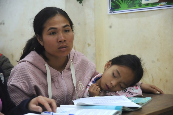 Chị em đồng bào Pa Cô đêm đêm soi đèn đi học- Ảnh 3.