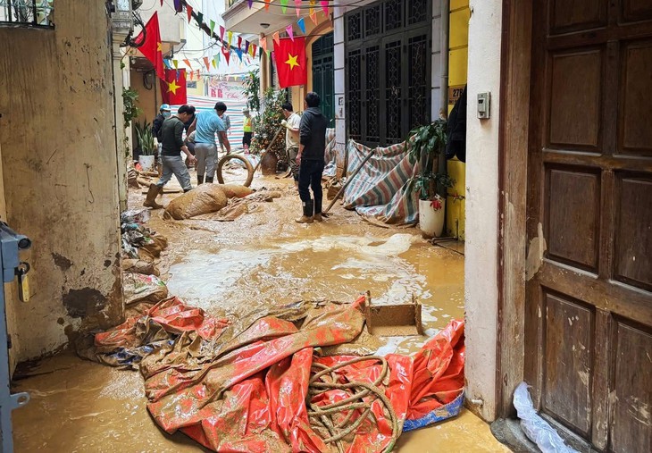 Nhà ngập trong bùn do sự cố đào ngầm đường sắt, mỗi hộ được hỗ trợ 1 triệu- Ảnh 2. Nhà ngập trong bùn do sự cố đào ngầm đường sắt, mỗi hộ được hỗ trợ 1 triệu- Ảnh 2.