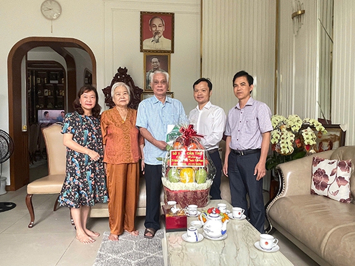 Kỷ niệm 70 năm Ngày Thầy thuốc Việt Nam: Sở Y tế Cần Thơ đến thăm và chúc mừng cán bộ lão thành ngành Y tế- Ảnh 1. Kỷ niệm 70 năm Ngày Thầy thuốc Việt Nam: Sở Y tế Cần Thơ đến thăm và chúc mừng cán bộ lão thành ngành Y tế- Ảnh 1.