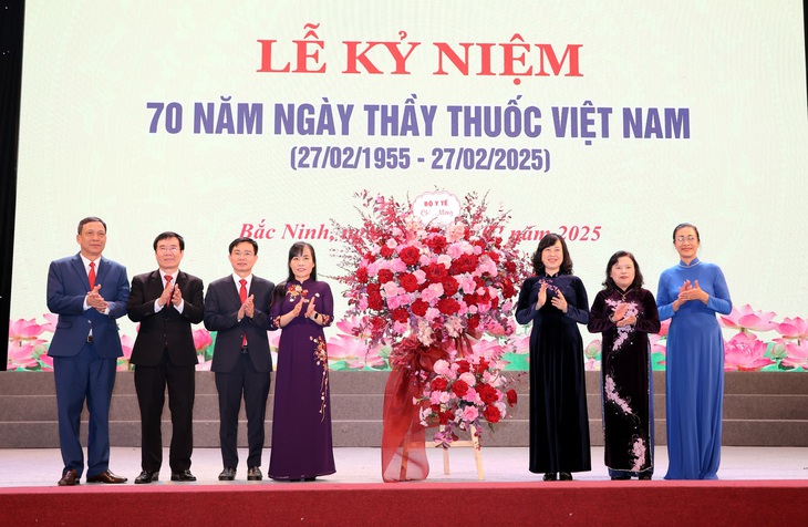 Bộ trưởng Đào Hồng Lan: Y tế Bắc Ninh đẩy mạnh phát triển kỹ thuật cao, nâng chất lượng khám chữa bệnh cho nhân dân- Ảnh 1. Bộ trưởng Đào Hồng Lan: Y tế Bắc Ninh đẩy mạnh phát triển kỹ thuật cao, nâng chất lượng khám chữa bệnh cho nhân dân- Ảnh 1.