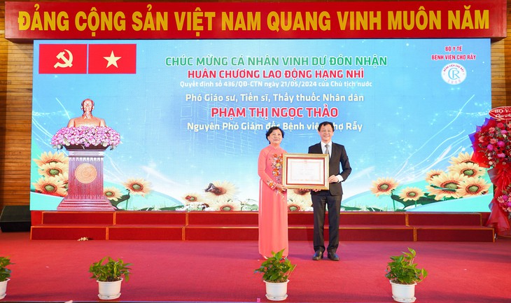 ‘Cảm ơn cán bộ y tế thực hiện trọn vẹn trọng trách chăm sóc sức khỏe cho nhân dân, đồng bào’- Ảnh 4. ‘Cảm ơn cán bộ y tế thực hiện trọn vẹn trọng trách chăm sóc sức khỏe cho nhân dân, đồng bào’- Ảnh 4.