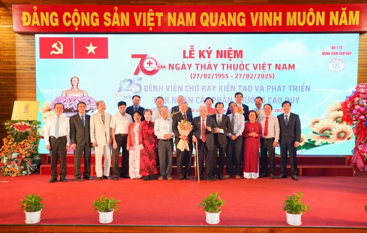 ‘Cảm ơn cán bộ y tế thực hiện trọn vẹn trọng trách chăm sóc sức khỏe cho nhân dân, đồng bào’- Ảnh 2. ‘Cảm ơn cán bộ y tế thực hiện trọn vẹn trọng trách chăm sóc sức khỏe cho nhân dân, đồng bào’- Ảnh 2.
