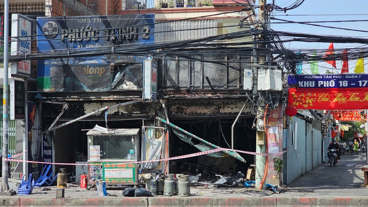 Cháy quán lẩu, lan sang tiệm thuốc tây khiến nhiều tài sản bị thiêu rụi- Ảnh 1. Cháy quán lẩu, lan sang tiệm thuốc tây khiến nhiều tài sản bị thiêu rụi- Ảnh 1.