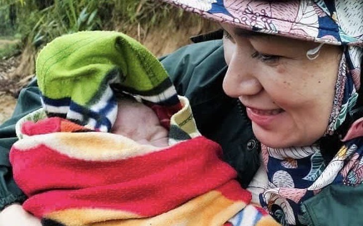 Giáo viên giúp sản phụ chuyển dạ sinh con bên đường
