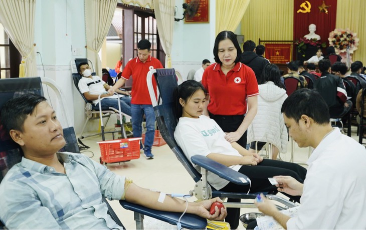 Hàng trăm cán bộ, người dân ở Huế hiến máu tình nguyện- Ảnh 2. Hàng trăm cán bộ, người dân ở Huế hiến máu tình nguyện- Ảnh 2.
