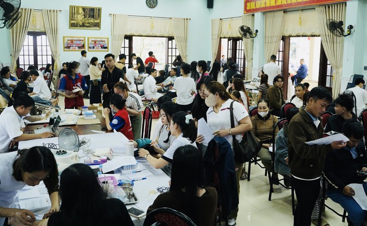 Hàng trăm cán bộ, người dân ở Huế hiến máu tình nguyện- Ảnh 1. Hàng trăm cán bộ, người dân ở Huế hiến máu tình nguyện- Ảnh 1.