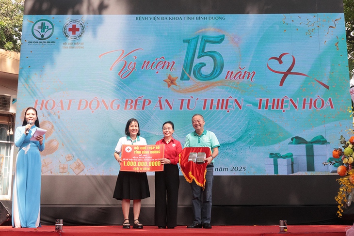 Kỷ niệm 70 năm Ngày Thầy thuốc Việt Nam, BVĐK tỉnh Bình Dương đón nhận nhiều tấm lòng thiện nguyện- Ảnh 1. Kỷ niệm 70 năm Ngày Thầy thuốc Việt Nam, BVĐK tỉnh Bình Dương đón nhận nhiều tấm lòng thiện nguyện- Ảnh 1.
