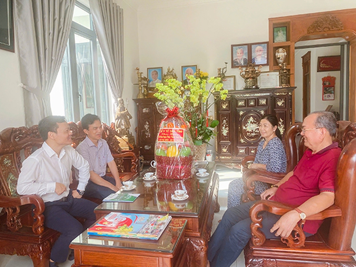 Kỷ niệm 70 năm Ngày Thầy thuốc Việt Nam: Sở Y tế Cần Thơ đến thăm và chúc mừng cán bộ lão thành ngành Y tế- Ảnh 2. Kỷ niệm 70 năm Ngày Thầy thuốc Việt Nam: Sở Y tế Cần Thơ đến thăm và chúc mừng cán bộ lão thành ngành Y tế- Ảnh 2.