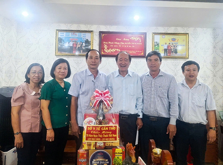 Kỷ niệm 70 năm Ngày Thầy thuốc Việt Nam: Sở Y tế Cần Thơ đến thăm và chúc mừng cán bộ lão thành ngành Y tế- Ảnh 3. Kỷ niệm 70 năm Ngày Thầy thuốc Việt Nam: Sở Y tế Cần Thơ đến thăm và chúc mừng cán bộ lão thành ngành Y tế- Ảnh 3.