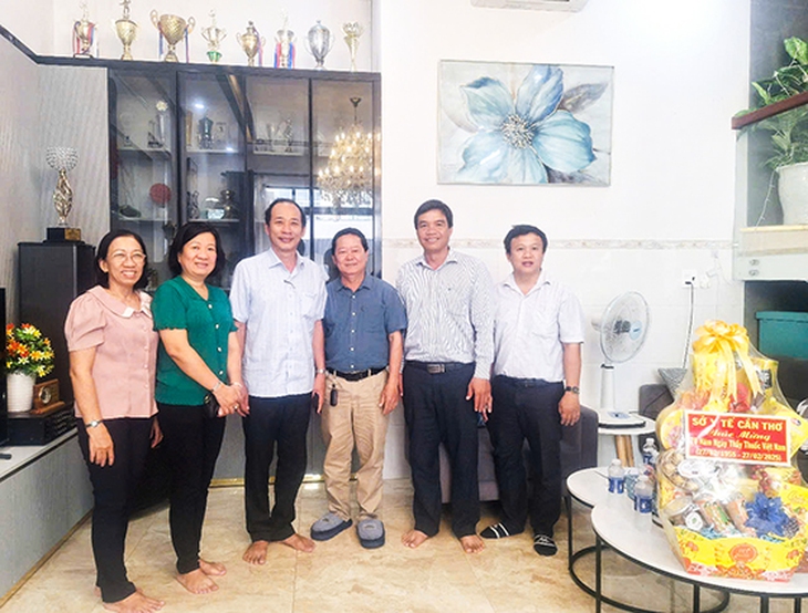 Kỷ niệm 70 năm Ngày Thầy thuốc Việt Nam: Sở Y tế Cần Thơ đến thăm và chúc mừng cán bộ lão thành ngành Y tế- Ảnh 4. Kỷ niệm 70 năm Ngày Thầy thuốc Việt Nam: Sở Y tế Cần Thơ đến thăm và chúc mừng cán bộ lão thành ngành Y tế- Ảnh 4.