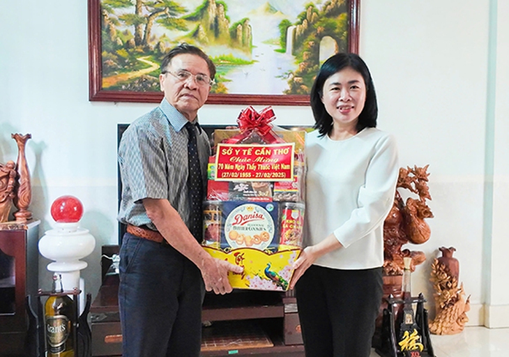 Kỷ niệm 70 năm Ngày Thầy thuốc Việt Nam: Sở Y tế Cần Thơ đến thăm và chúc mừng cán bộ lão thành ngành Y tế- Ảnh 6. Kỷ niệm 70 năm Ngày Thầy thuốc Việt Nam: Sở Y tế Cần Thơ đến thăm và chúc mừng cán bộ lão thành ngành Y tế- Ảnh 6.