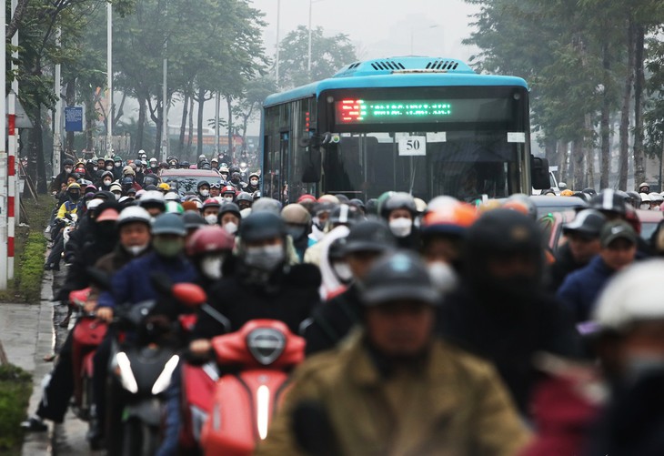 Vì sao tuyến đường rộng 8 làn xe tại Nam Từ Liêm vẫn ùn tắc triền miên?- Ảnh 2. Vì sao tuyến đường rộng 8 làn xe tại Nam Từ Liêm vẫn ùn tắc triền miên?- Ảnh 2.