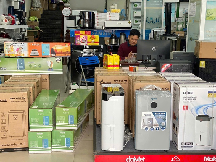 Tủ sấy quần áo giá rẻ ‘lên ngôi’ trong những ngày thời tiết nồm ẩm kéo dài- Ảnh 1. Tủ sấy quần áo giá rẻ ‘lên ngôi’ trong những ngày thời tiết nồm ẩm kéo dài- Ảnh 1.