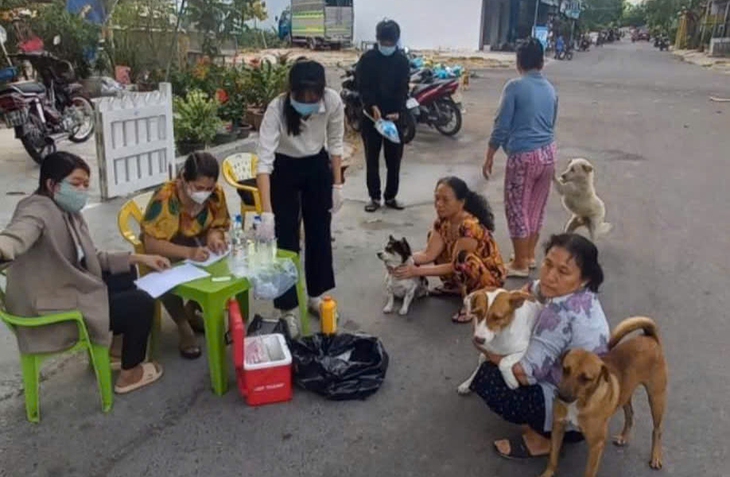 Chó dại cắn 3 người ở chợ rồi lăn ra chết, khẩn tìm người đã tiếp xúc- Ảnh 2. Chó dại cắn 3 người ở chợ rồi lăn ra chết, khẩn tìm người đã tiếp xúc- Ảnh 2.