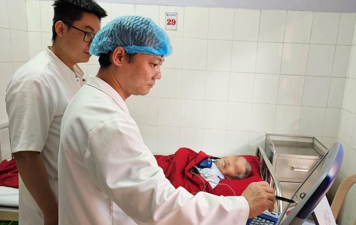 Đặt máy tạo nhịp tim vĩnh viễn cứu sống cụ ông 97 tuổi- Ảnh 1.