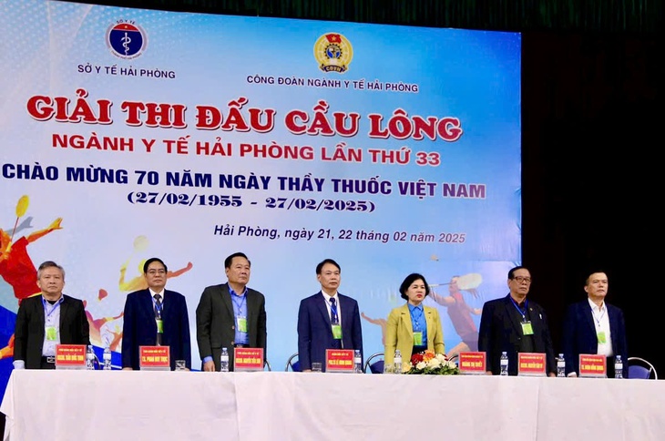 Hàng trăm cán bộ, nhân viên ngành y tế Hải Phòng tham gia giải cầu lông lần thứ 33- Ảnh 1. Hàng trăm cán bộ, nhân viên ngành y tế Hải Phòng tham gia giải cầu lông lần thứ 33- Ảnh 1.