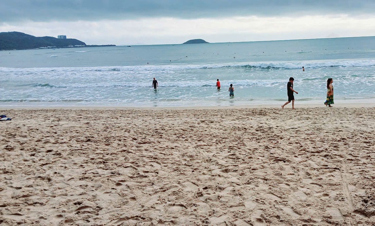 Ngày nhiệt độ xuống thấp, đến tắm biển Nha Trang cần làm gì để an toàn?- Ảnh 1.