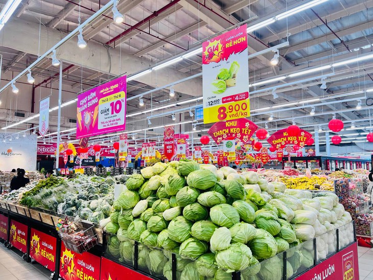 Rau xanh giá đang cực rẻ, chỉ còn 9.000 đồng/kg, người tiêu dùng thỏa sức ăn rau ngon cũng chưa tới 20.000 đồng/ngày- Ảnh 1.