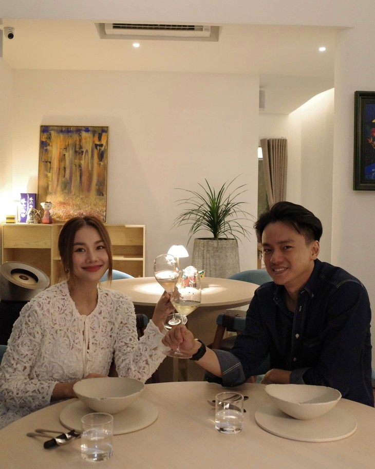 Vợ chồng Thanh Hằng khoe khoảnh khắc lãng mạn, tiết lộ bí quyết hôn nhân- Ảnh 1. Vợ chồng Thanh Hằng khoe khoảnh khắc lãng mạn, tiết lộ bí quyết hôn nhân- Ảnh 1.