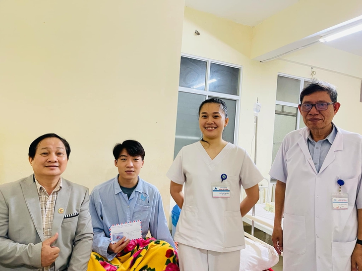 Xa quê nhập viện một mình, nam sinh bất ngờ được tặng quà đặc biệt- Ảnh 2. Xa quê nhập viện một mình, nam sinh bất ngờ được tặng quà đặc biệt- Ảnh 2.
