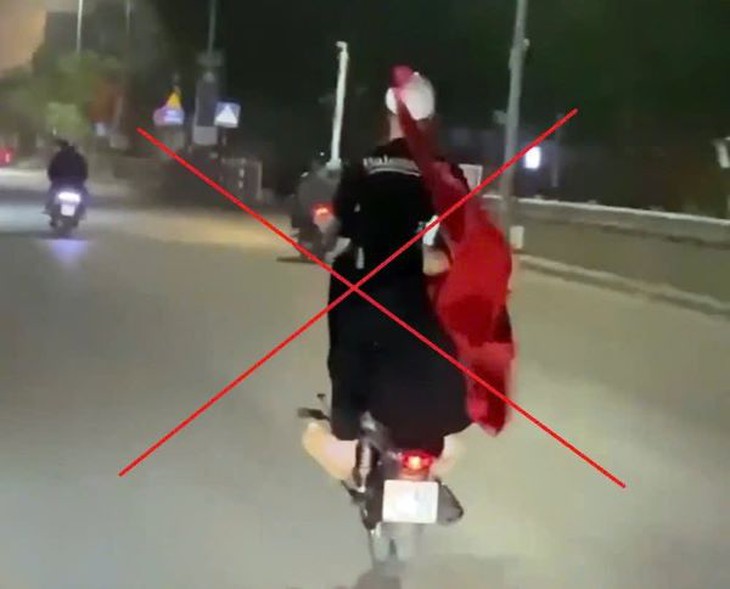 Tịch thu phương tiện thanh niên ‘bốc đầu’ xe máy qua tin báo của người dân- Ảnh 1. Tịch thu phương tiện thanh niên ‘bốc đầu’ xe máy qua tin báo của người dân- Ảnh 1.