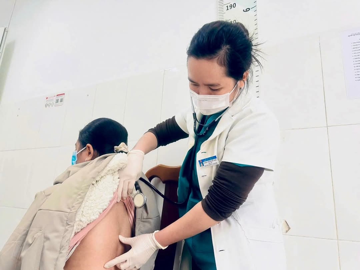 Bé gái 11 tuổi viêm phổi, khó thở vì mắc sởi biến chứng- Ảnh 1.
