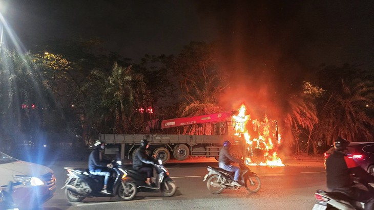 Đang di chuyển trên đường ô tô bất ngờ bốc cháy dữ dội - Ảnh 2. Đang di chuyển trên đường ô tô bất ngờ bốc cháy dữ dội - Ảnh 2.