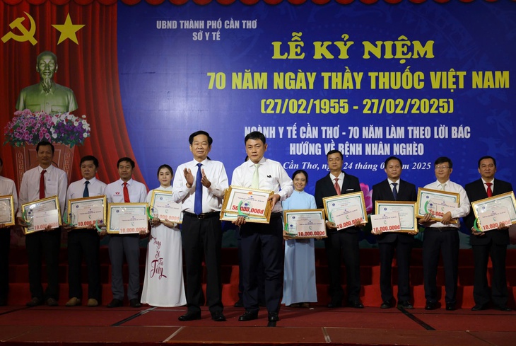 Kỷ niệm 70 năm Ngày Thầy thuốc Việt Nam, Cần Thơ trao Giải thưởng Thành tựu Y khoa Thành phố lần I- Ảnh 2. Kỷ niệm 70 năm Ngày Thầy thuốc Việt Nam, Cần Thơ trao Giải thưởng Thành tựu Y khoa Thành phố lần I- Ảnh 2.