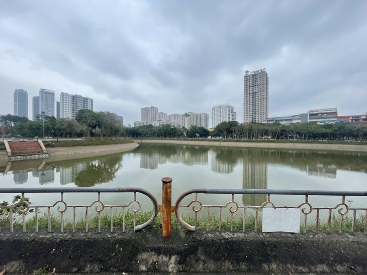 Hiện trạng Công viên Cầu Giấy đang được cải tạo sau nhiều năm xuống cấp- Ảnh 1.